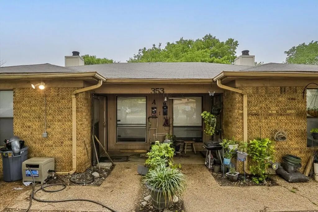 353 N Field Street, Burleson