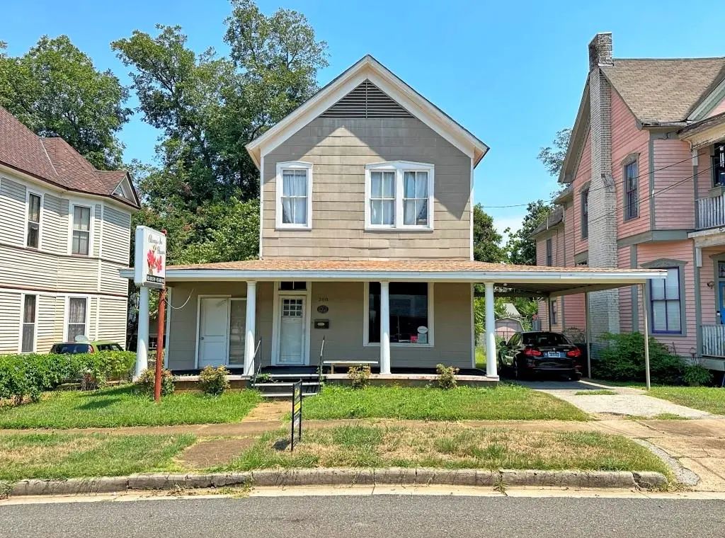 208 S Magnolia Street, Palestine