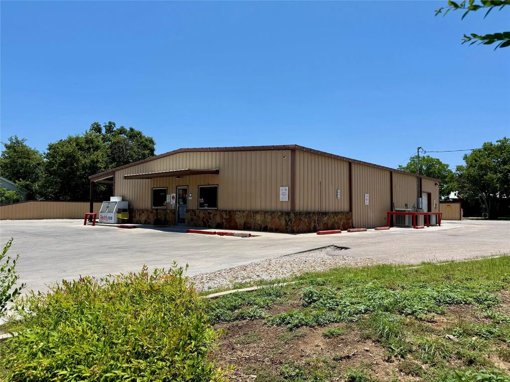 1001 A Vine, Brownwood