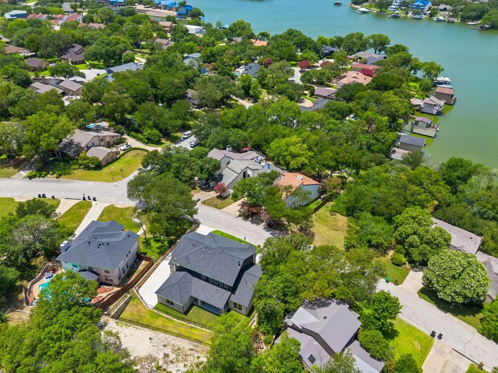 9008 Crosswind Drive, Fort Worth