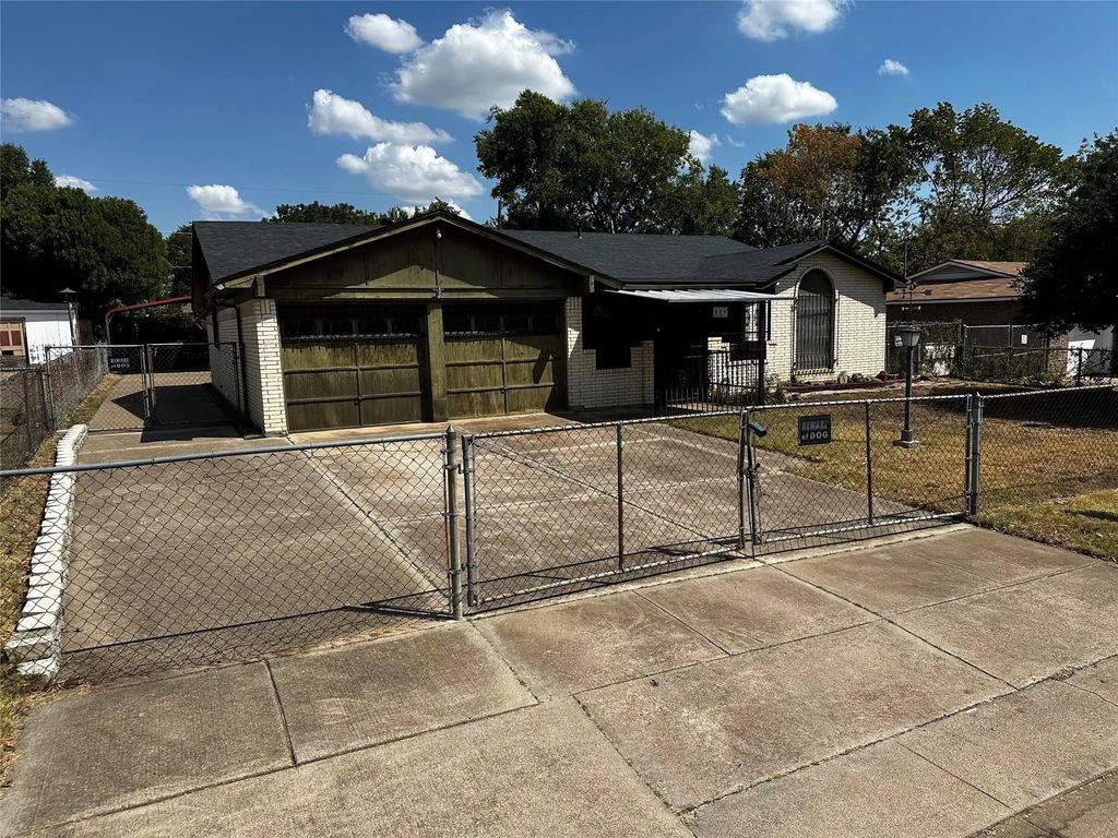 809 Lomo Street, Fort Worth