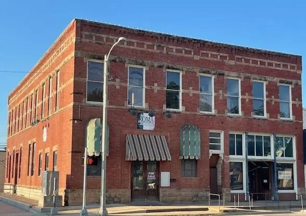 101 E Main Street, Brady