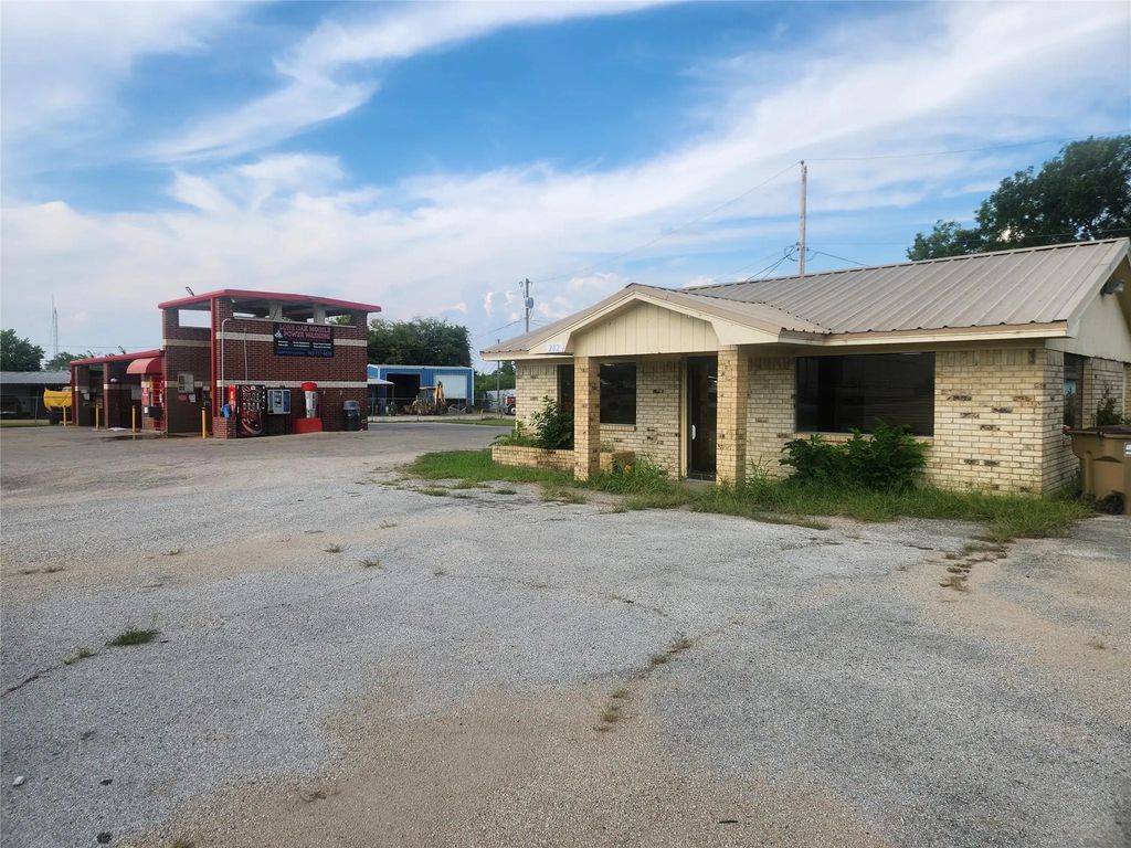 202 Us Highway 69 N, Lone Oak