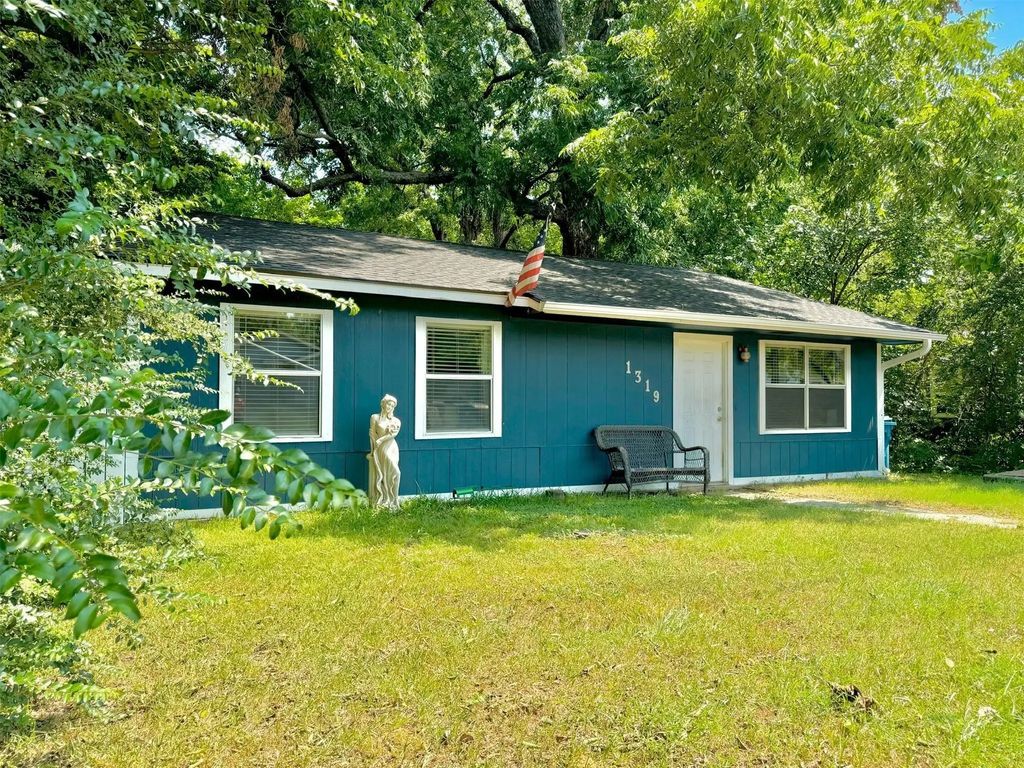 1319 W Morgan Street, Denison