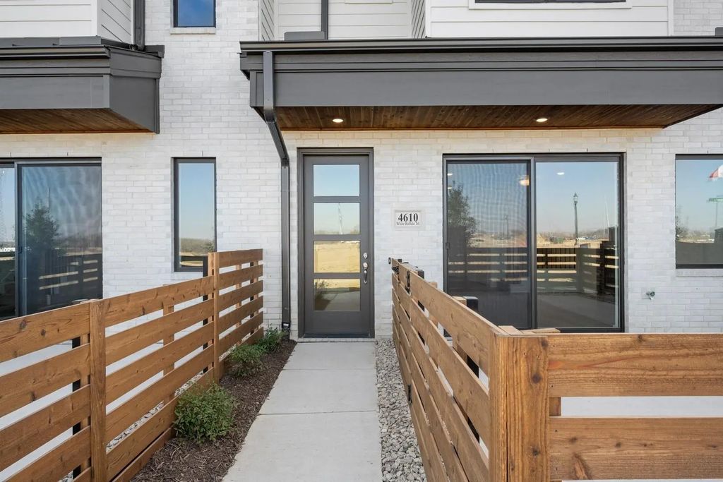 4610 White Buffalo Trail, Oak Point