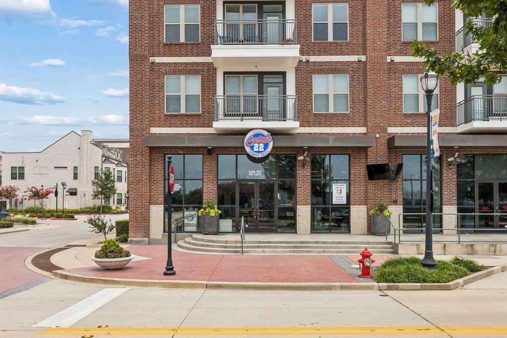 400 S Oak Street 100, Roanoke