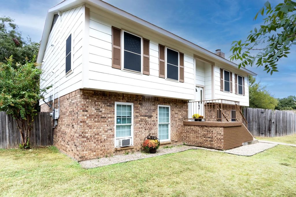 5000 Bama Drive, Arlington
