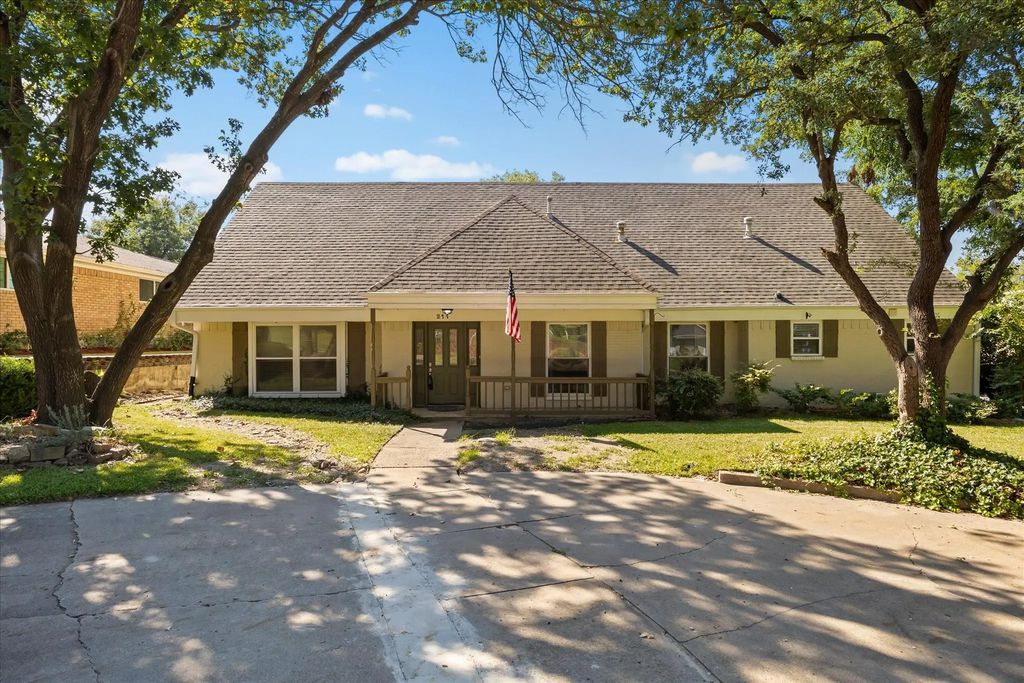 211 Rockbrook Drive, Rockwall