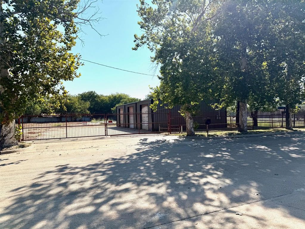 614 N Crockett Street, Granbury
