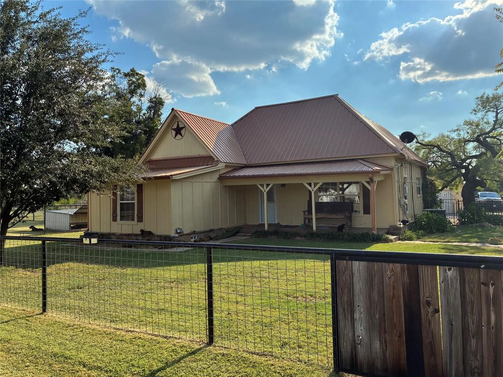 106 S Houston Street, Millsap