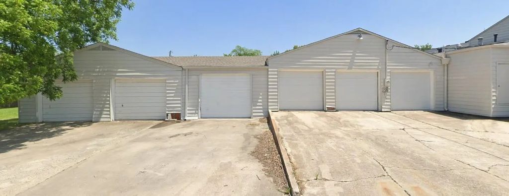 409 W Main Street Garages, Whitesboro