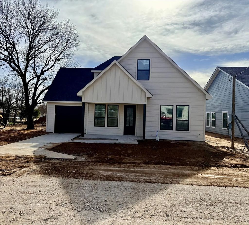 203 W Cherry Street, Nocona