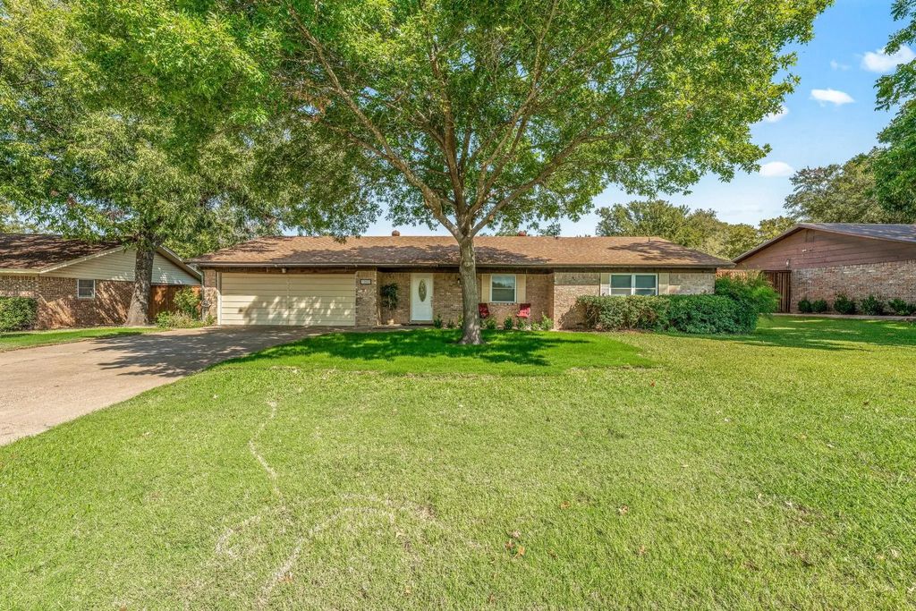 1003 Royal Lane, Graham