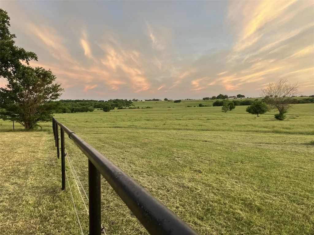 1332 County Road 423, Muenster