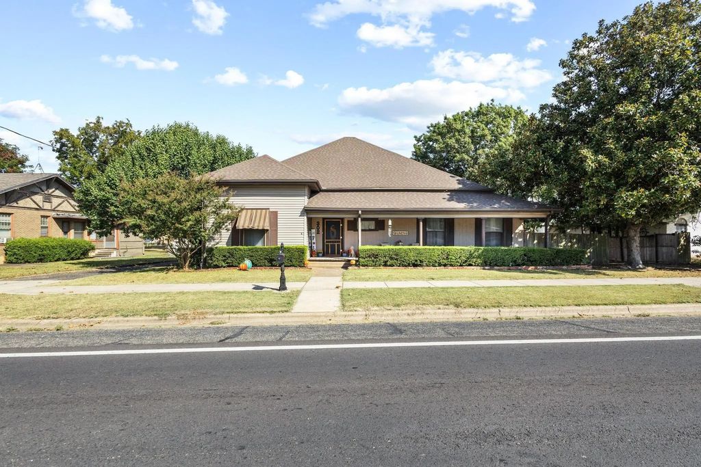 302 W Main Street, Honey Grove