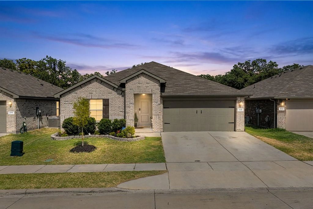 228 Abingdon Street, Azle
