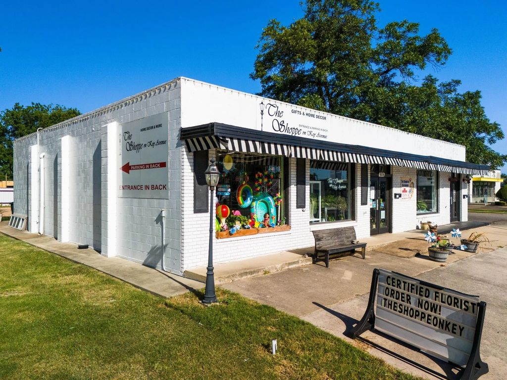 904 S Key Avenue, Lampasas