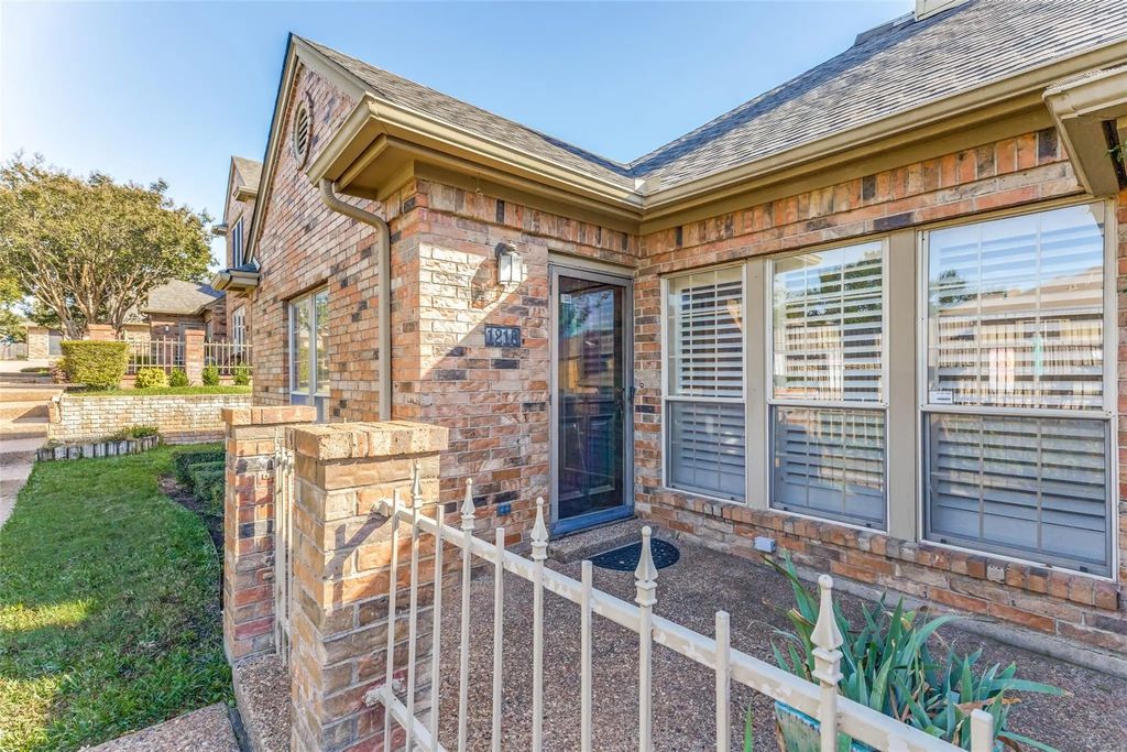 1218 Wooded Trail, Hurst