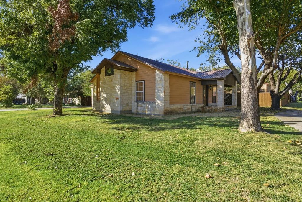 200 N Elm Lane, Tolar