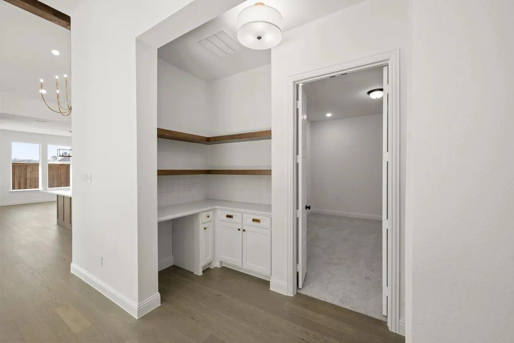 4728 Hawthorn Hills Lane, Arlington