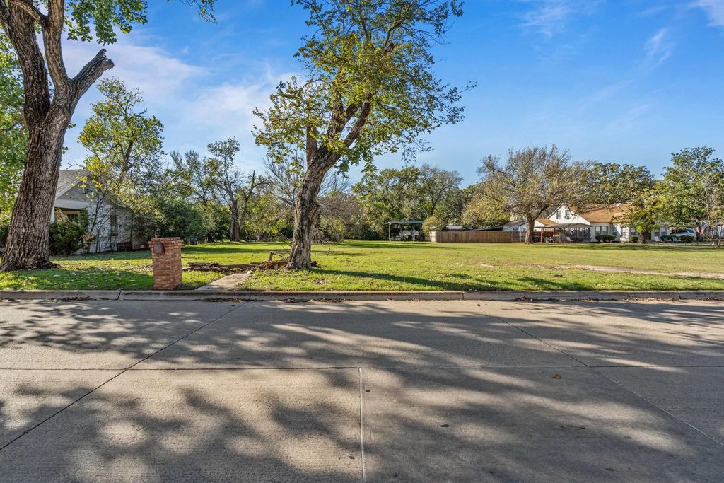 126 Athenia Drive, Fort Worth