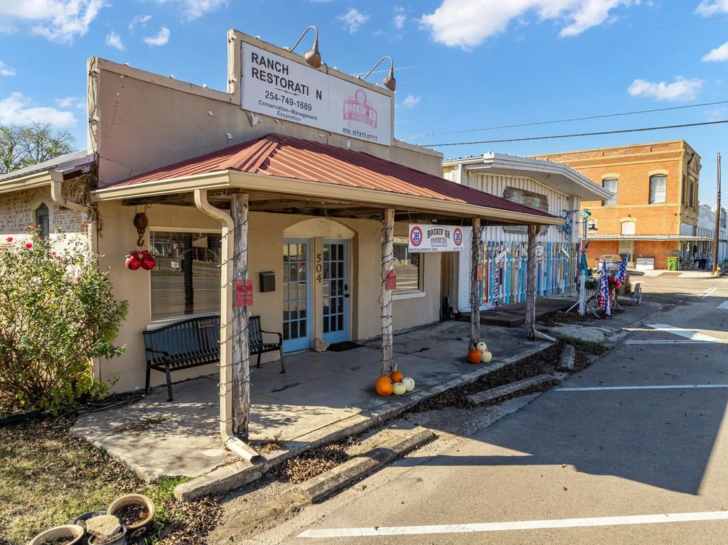 504 E Avenue C, Valley Mills