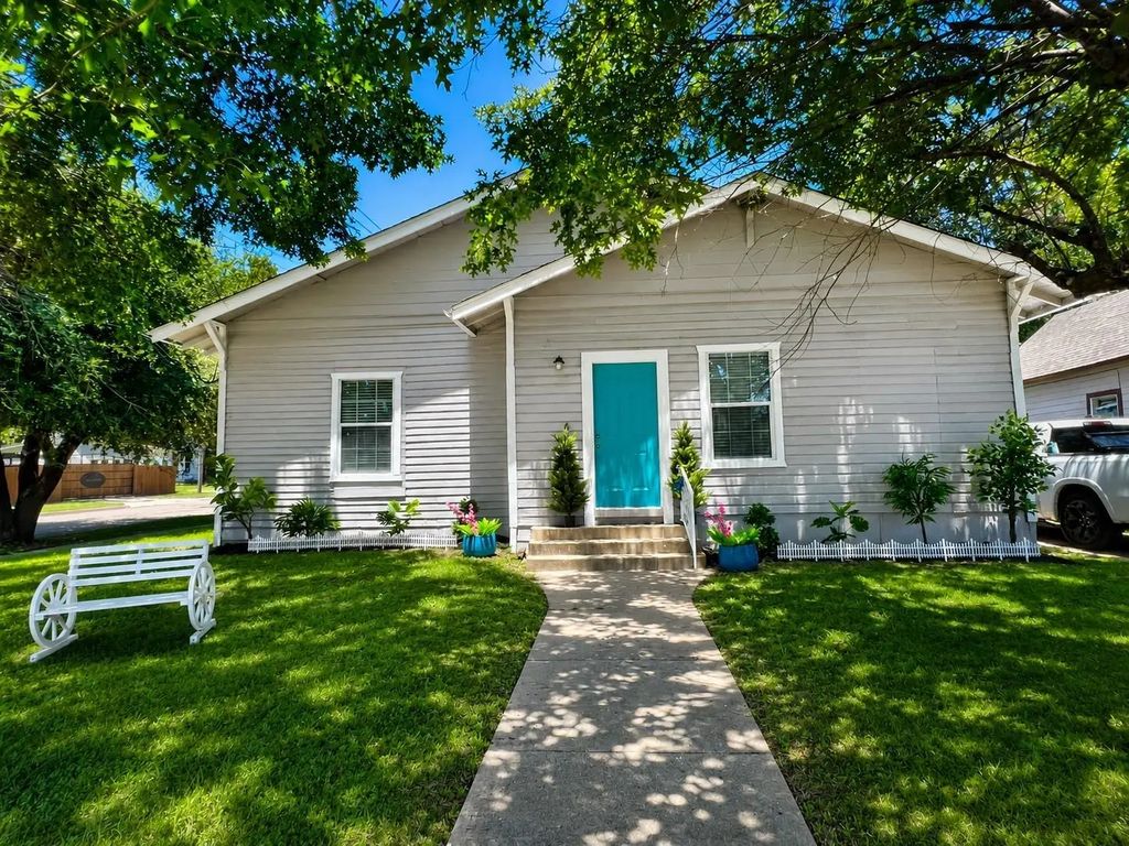 220 W Wardville Street, Cleburne