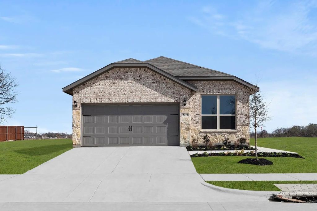 8216 Kingfisher Road, Aubrey