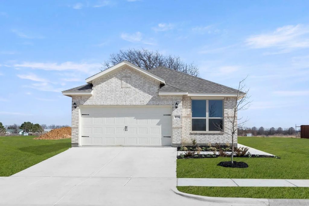8224 Kingfisher Road, Aubrey