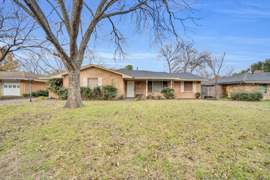 1320 Apache Street, Arlington