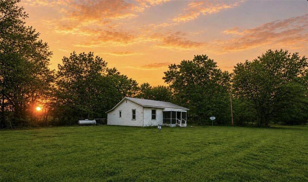 6049 Farm Road 3236, Dike