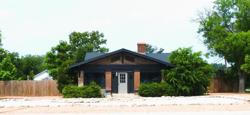 617 N Bridge, Brady