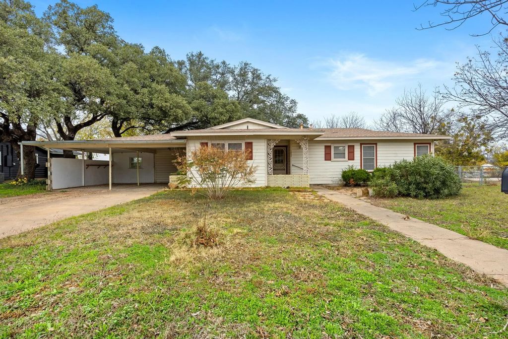 1002 W Woodlawn Street, San Saba