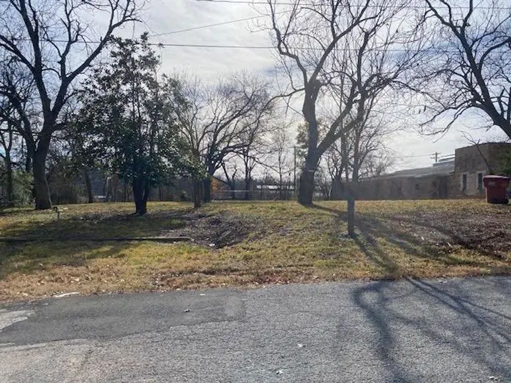 306 E 2nd Street, Bonham