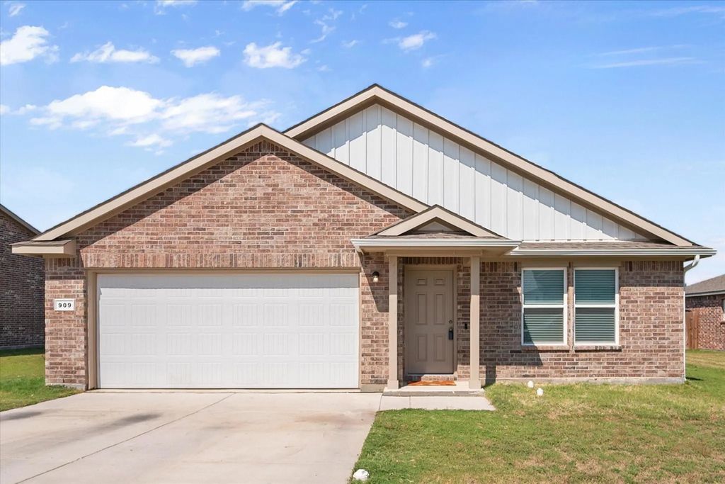 909 Avagail Avenue, Springtown