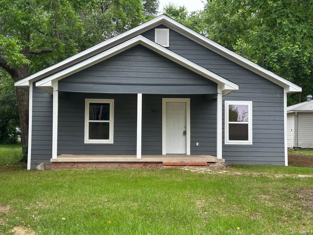 907 Davis Street S, Sulphur Springs