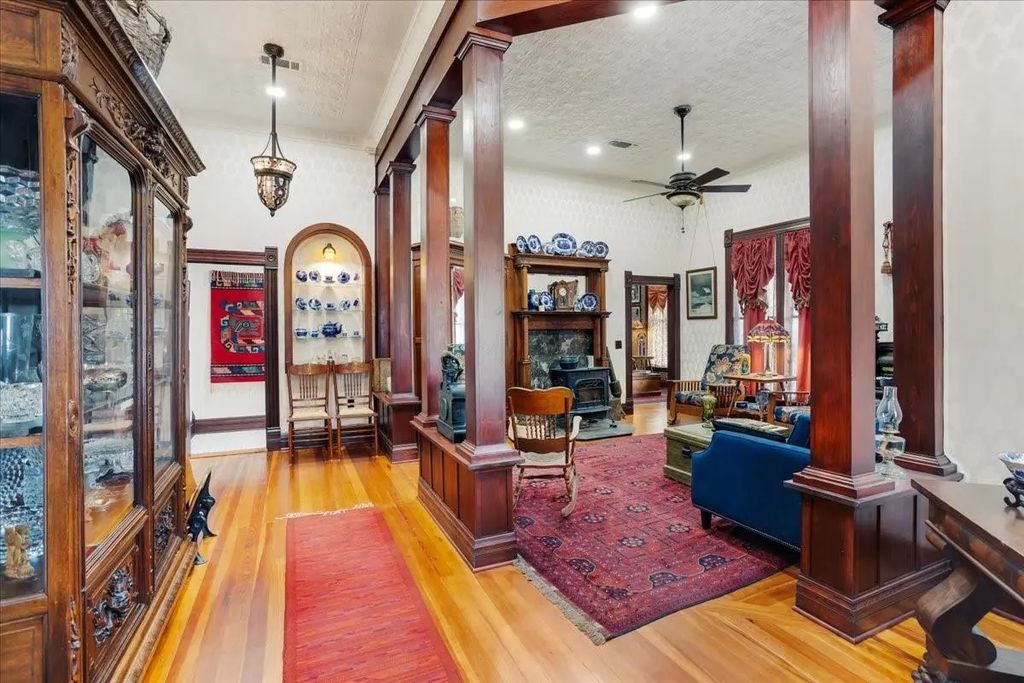 300 W 6th Street, Bonham