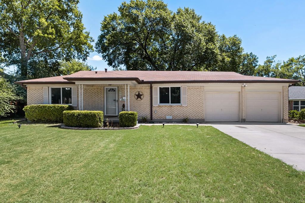 404 E Alexander Lane, Euless