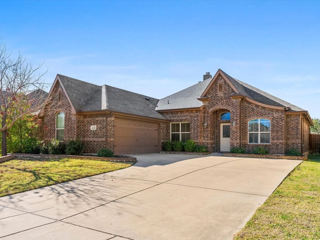 4925 Breezewind Lane, Fort Worth