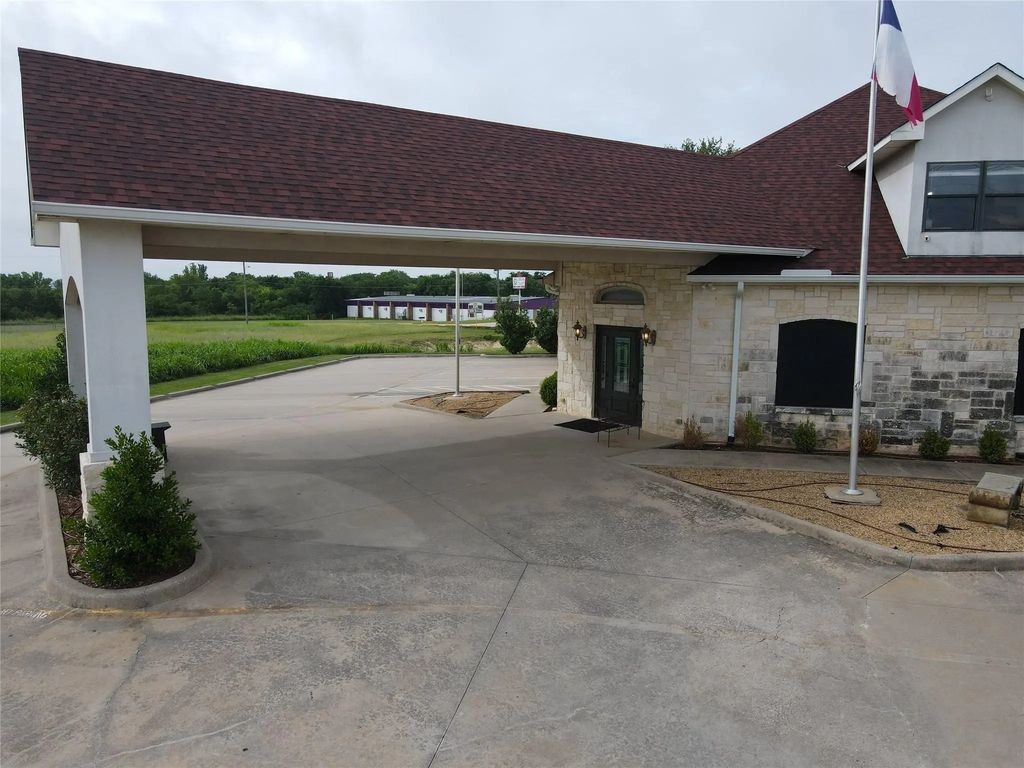 1700 Gallagher Drive, Sherman