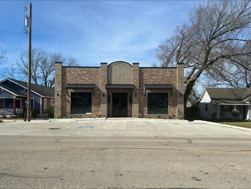 207 N Main Street, Joshua