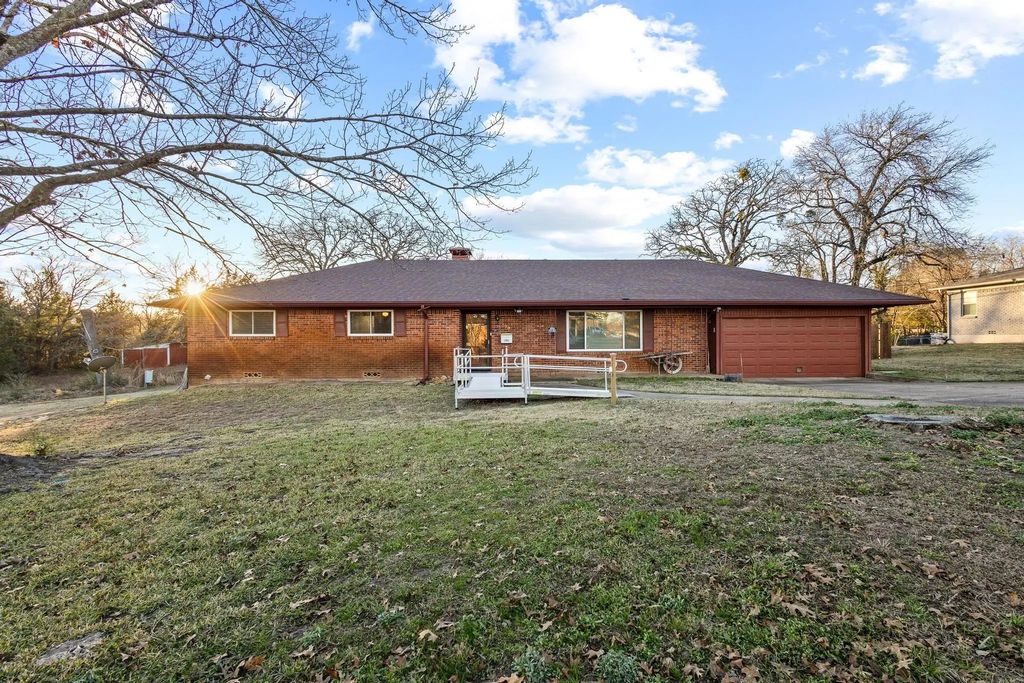 1701 S Lillis Lane, Denison