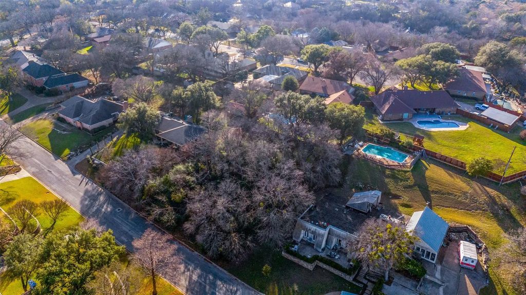 305 Cedar Creek Court, Fort Worth
