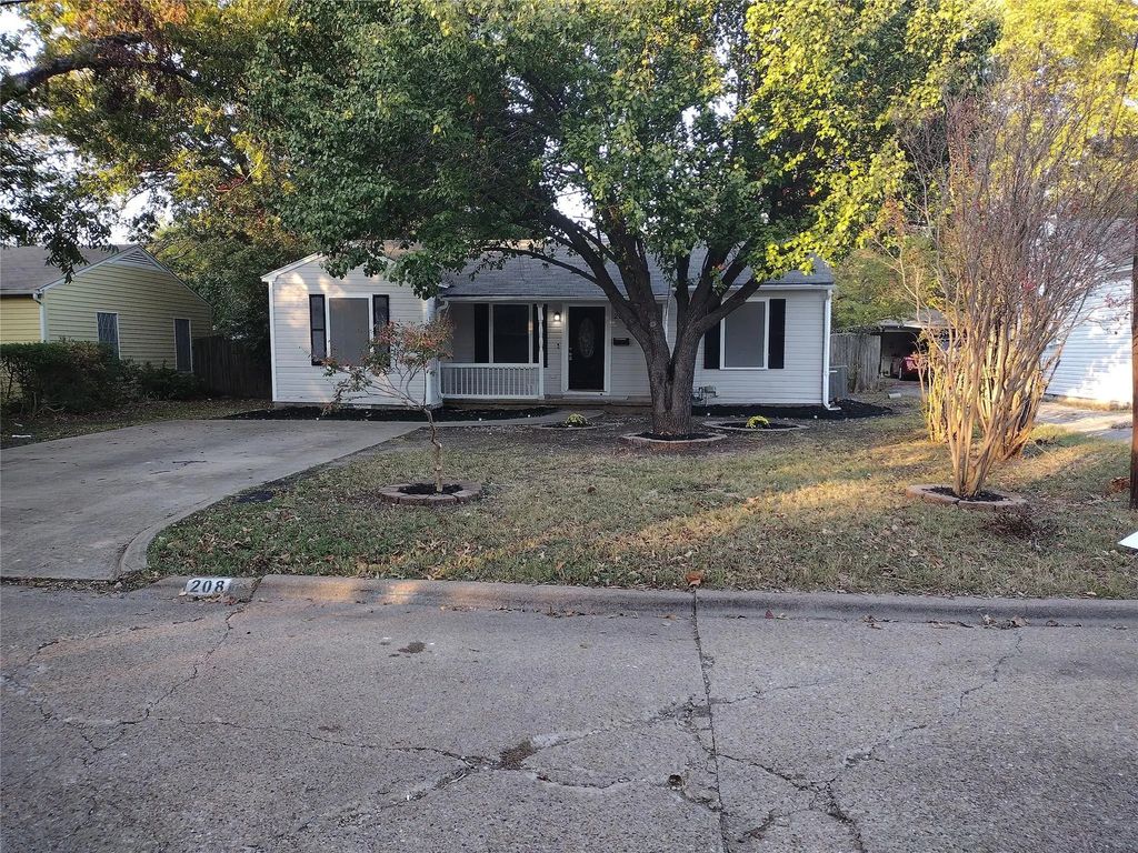208 Almond Street, Waxahachie