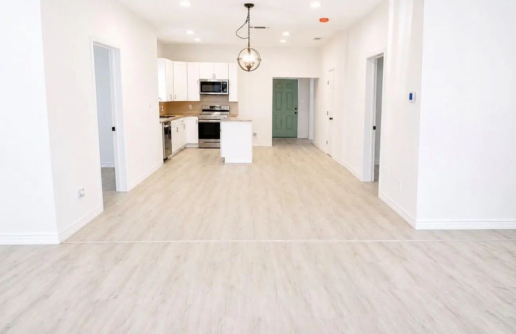 811 W Day Street, Denison