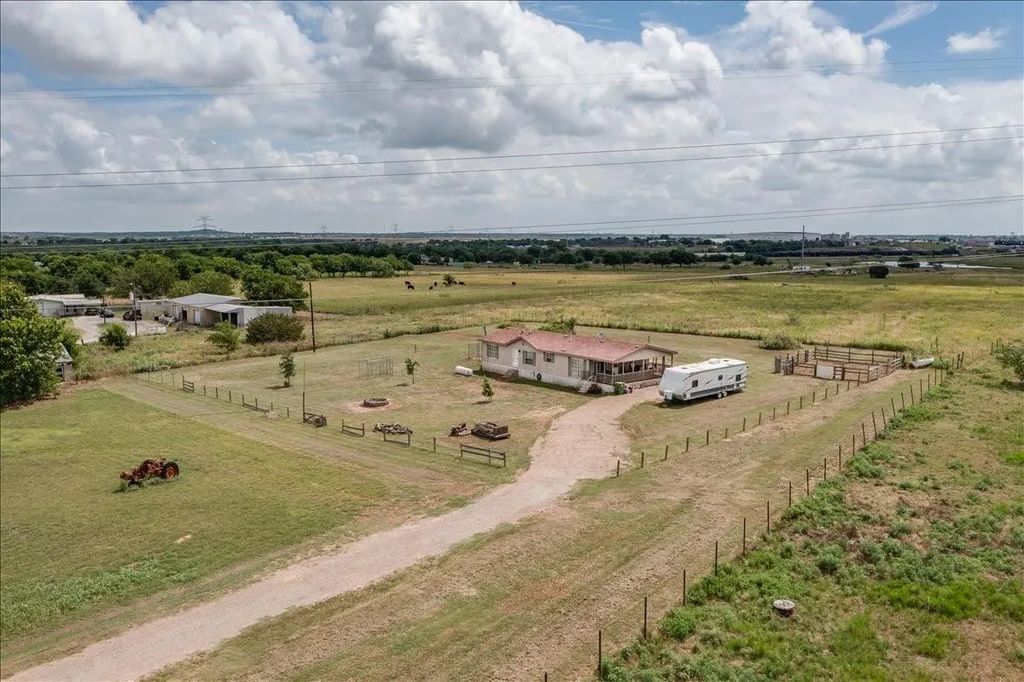 5680 County Road 1217, Cleburne