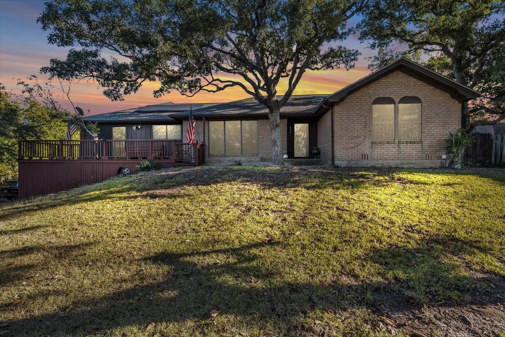 837 White Oak Drive, Woodway