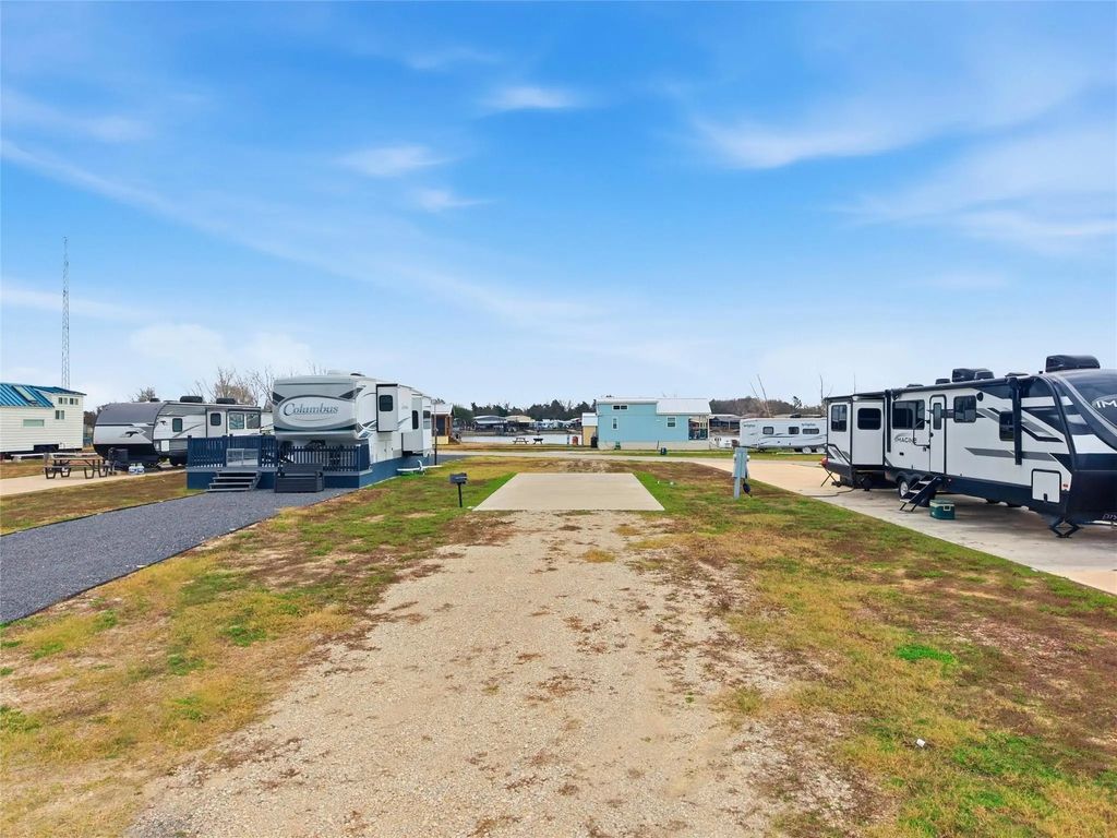 6384 Peninsula Road, Kerens