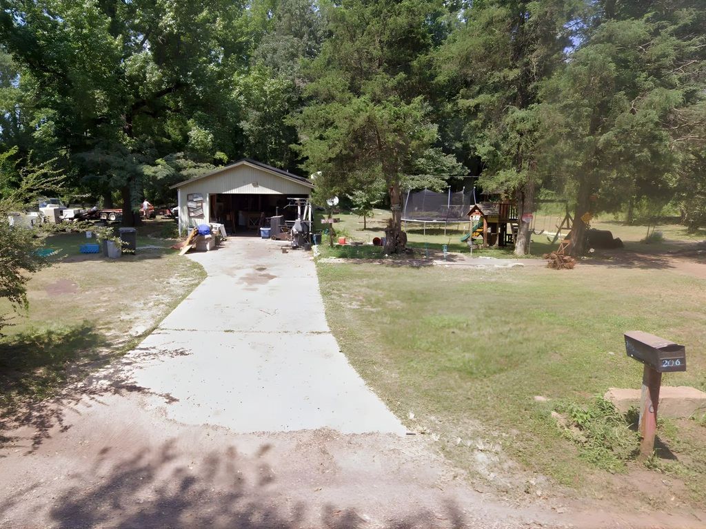 206 County Road 3661, Queen City