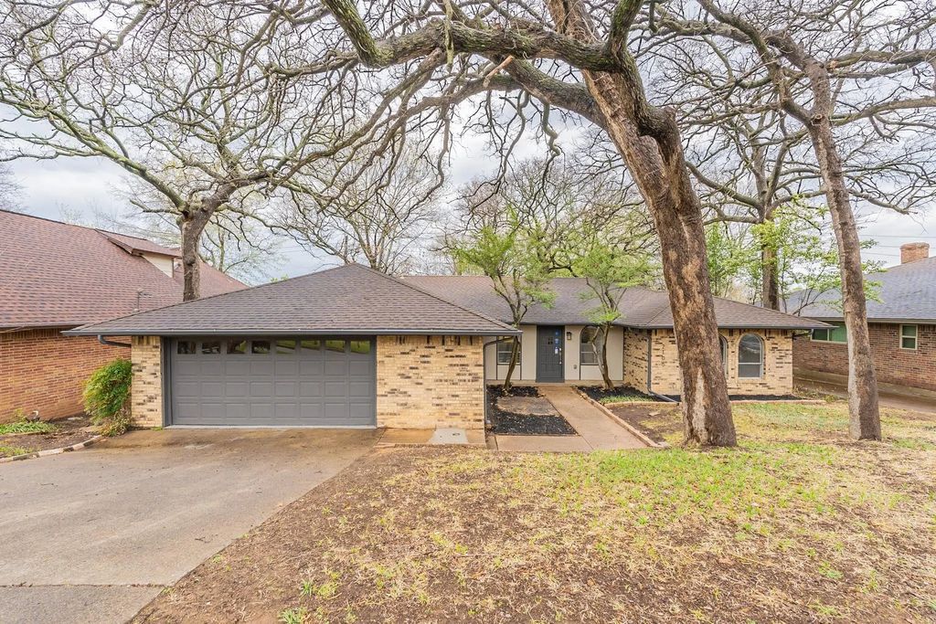 2105 Castle Oaks Drive, Arlington